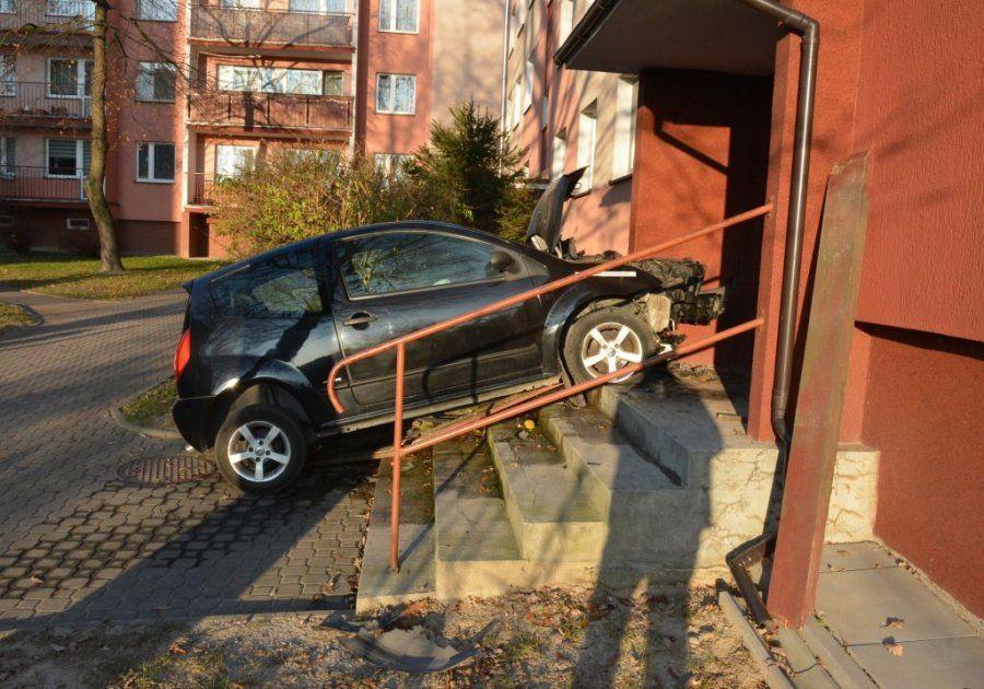 82-latek wjechał citroenem po schodach i uderzył w blok [ZDJĘCIA]