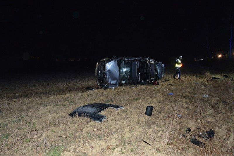 19-letni kierujący bmw zjechał z drogi i dachował. 2 osoby w szpitalu [ZDJĘCIA]
