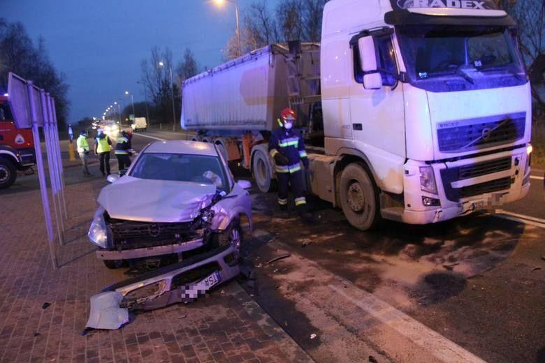 Kierowca osobówki trafił do szpitala po zderzeniu opla z ciężarówką
