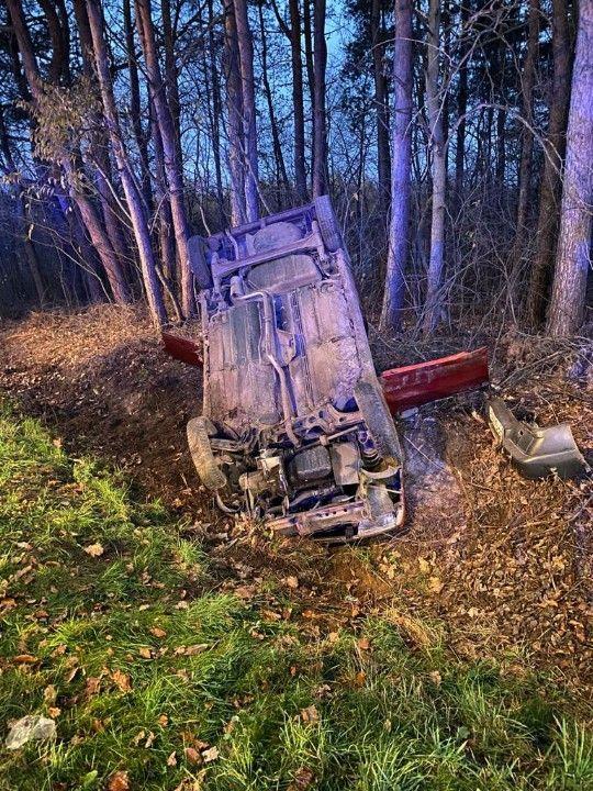 Groźnie wyglądające zdarzenie. Fiat dachował w rowie, kierowca nietrzeźwy