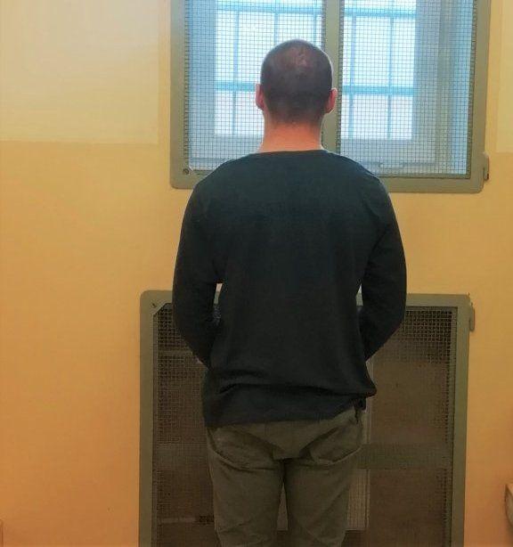Grozili ekspedientce i okradli sklep. Trafili do aresztu