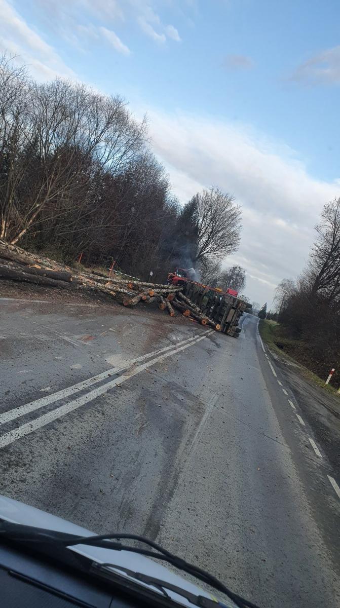 W Olszanach przewrócił się TIR z drewnem [ZDJĘCIA, AKTUALIZACJA]