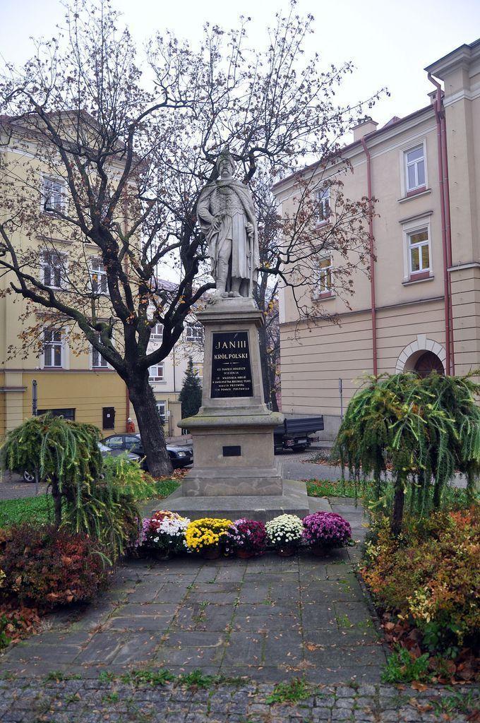 Chryzantemy upiększyły miejscowości, ozdobiły zapomniane groby