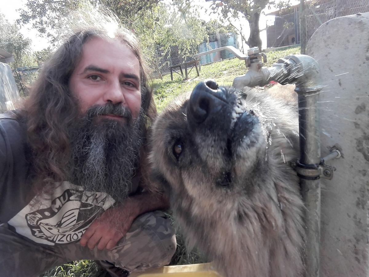 Wszyscy umyli ręce. Przemek został sam