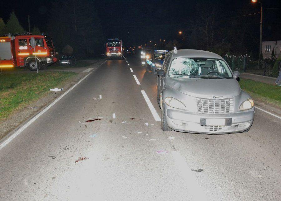 Pieszy wszedł na jezdnię wprost pod jadącego chryslera