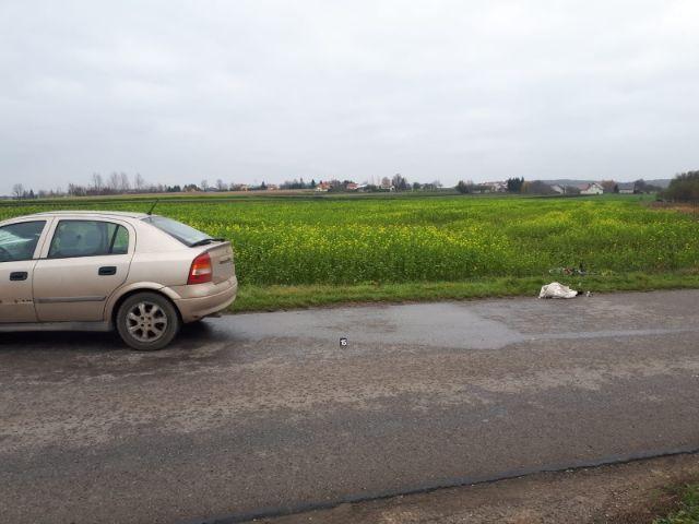 Potrącenie rowerzysty. Mężczyzna z obrażeniami głowy trafił do szpitala