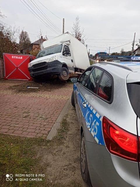 Tragiczny wypadek. Dostawcze iveco wjechało do rowu, nie żyje kierowca