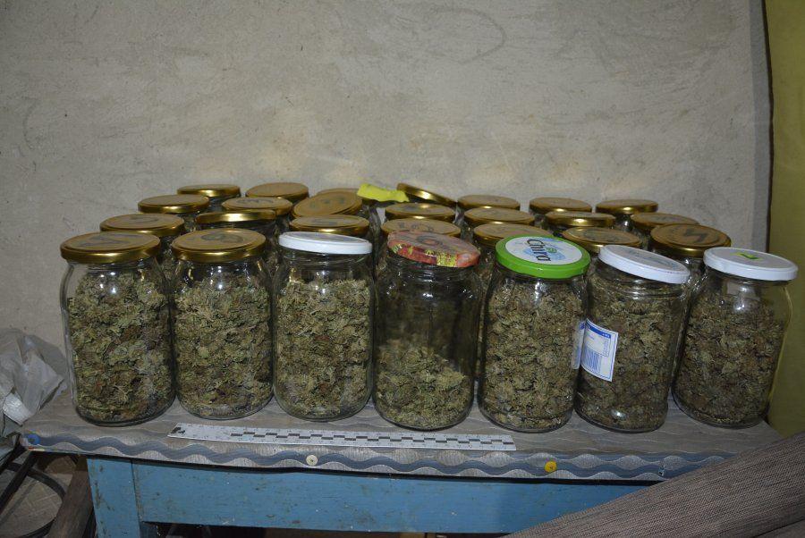 2 kg marihuany przetrzymywali w słoikach