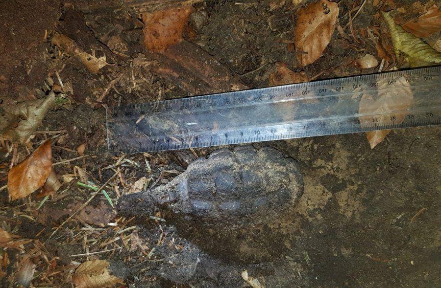 Mieszkaniec gminy Bircza w lesie znalazł granat