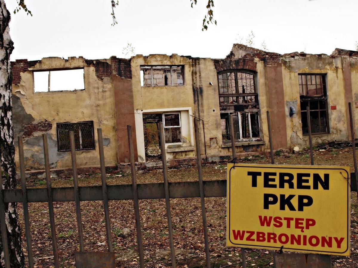 Ruina na Mariackiej ciągle straszy. Może dojść do tragedii [ZDJĘCIA]