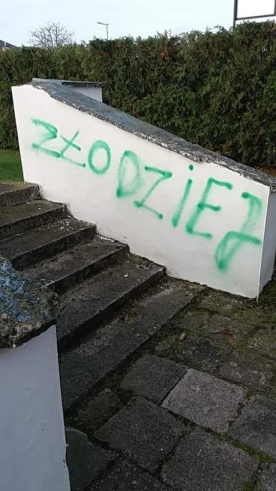 Wandale wypisali na trybunach i szatni obraźliwe hasła [ZDJĘCIA]