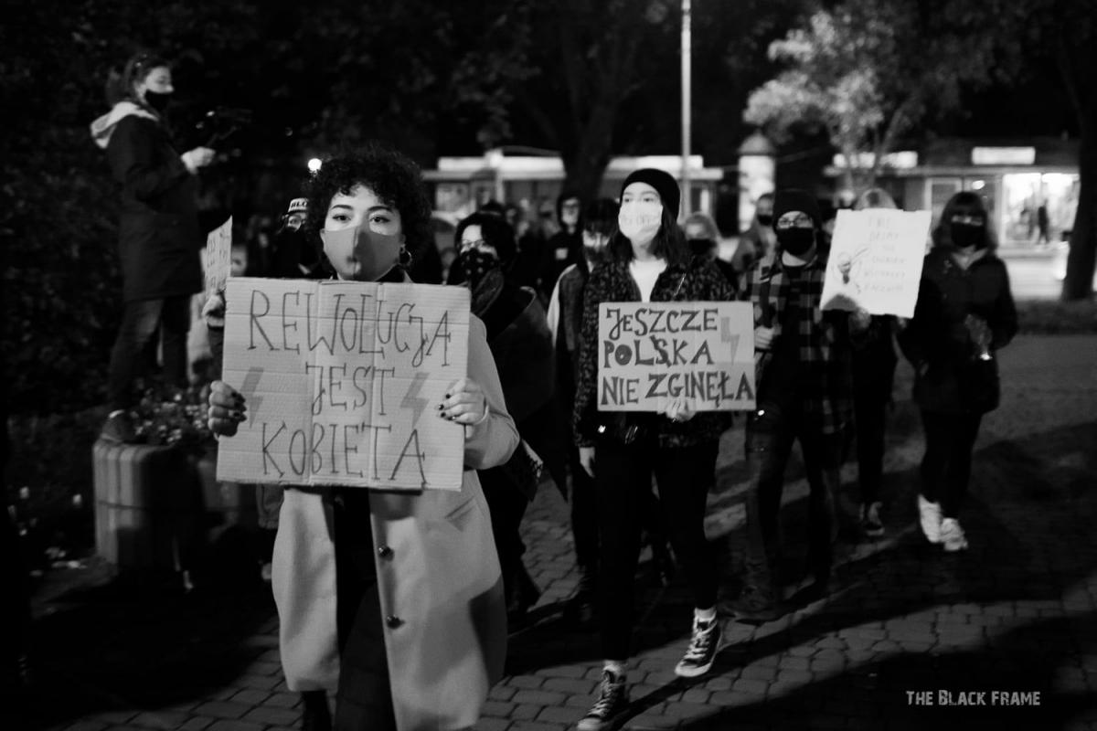 Kobiety i wspierający je mężczyźni kolejny raz zaprotestowali w Przemyślu [FOTORELACJA]