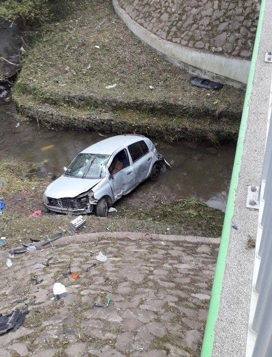Stracił panowanie nad autem i wjechał do rzeki