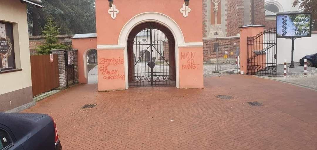Zniszczone ogrodzenie bazyliki w Przeworsku