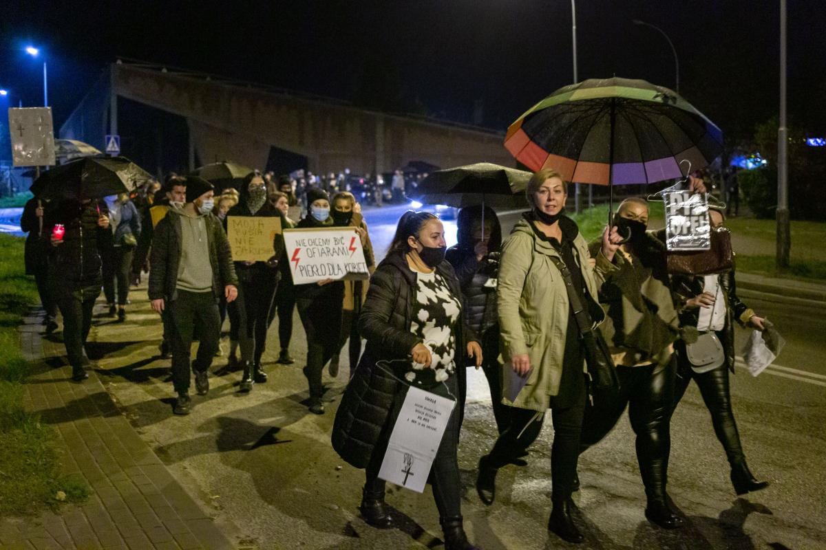 Murem za kobietami! W Lubaczowie zebrało się niemal 800 protestujących [ZDJĘCIA]