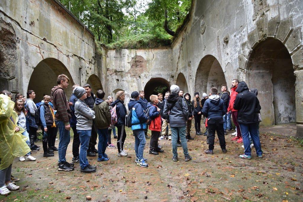 Uczniowie i harcerze na tropie historii [ZDJĘCIA]