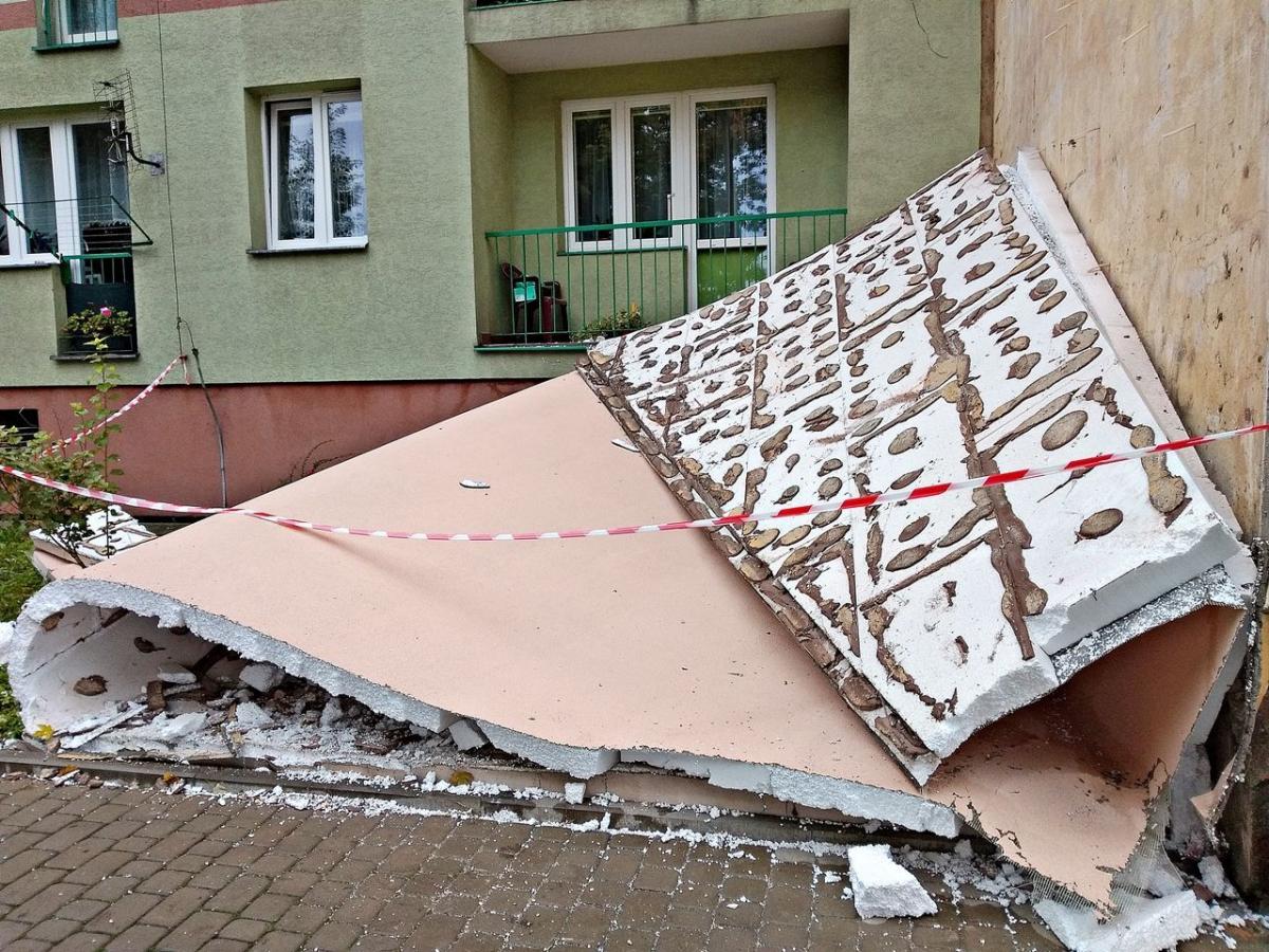 Sytuacja bez precedensu. Odpadło ocieplenie ściany kamienicy