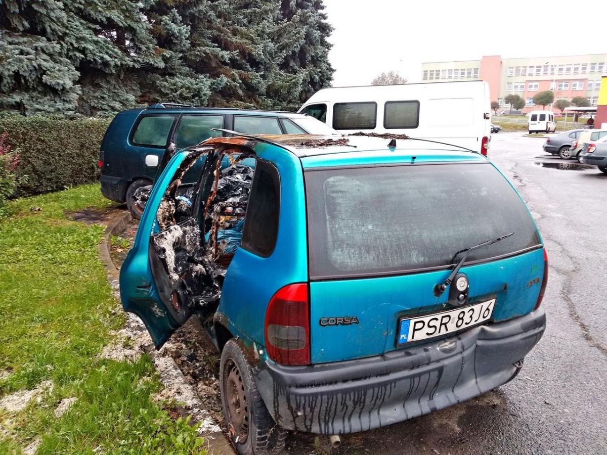 Spalony wrak na Focha. Naprawdę nikomu nie jest wstyd? [ZDJĘCIA]