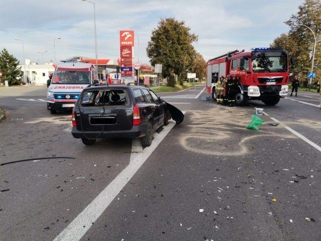 W wypadku ucierpiały cztery osoby, w tym 2- i 6-letnie dzieci