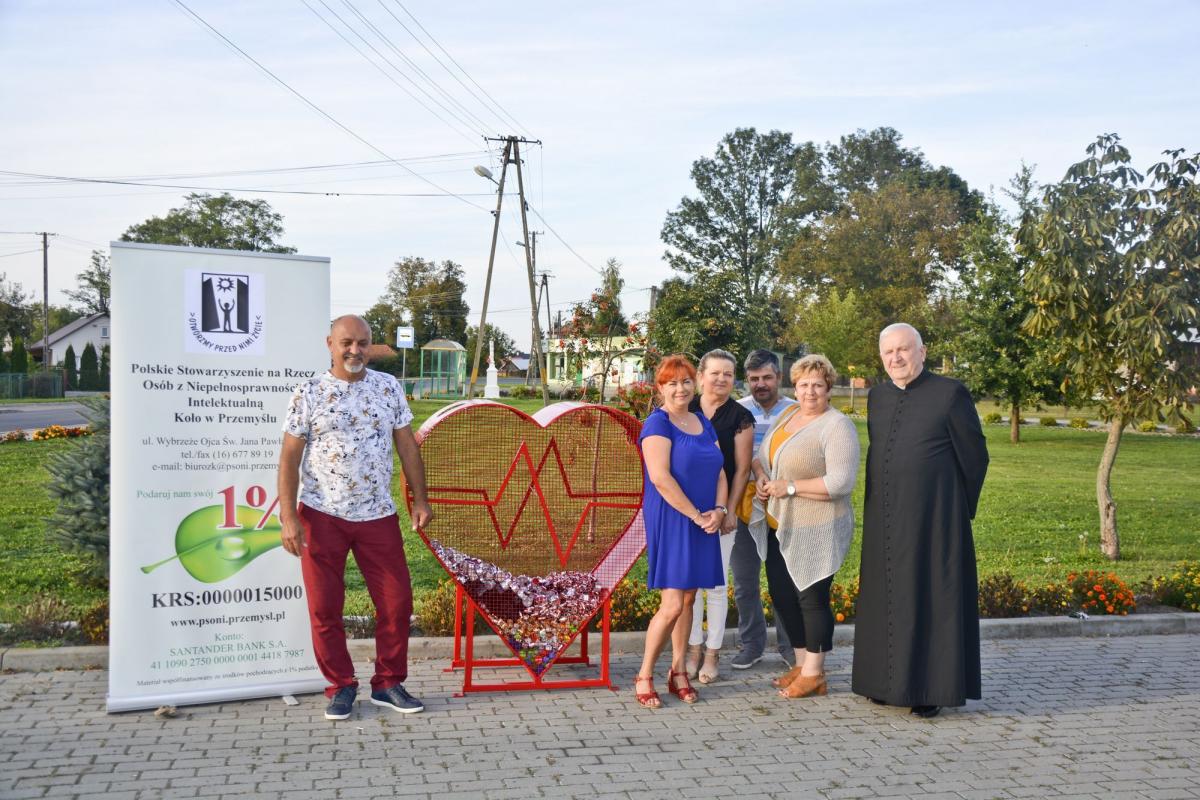 Leszno już je ma! Metalowe serce na nakrętki już się zapełnia