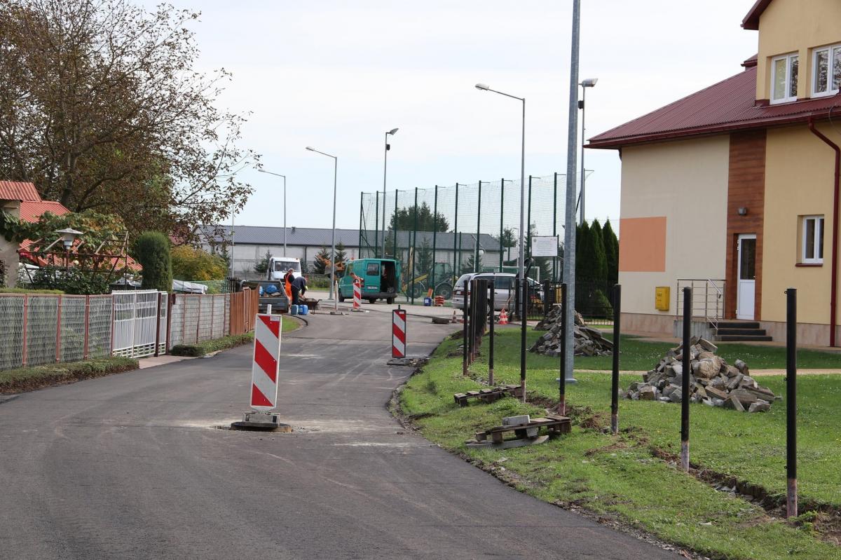 Nowe ścieżki rowerowe, chodniki i drogi. W gminie Tryńcza praca wre [ZDJĘCIA]