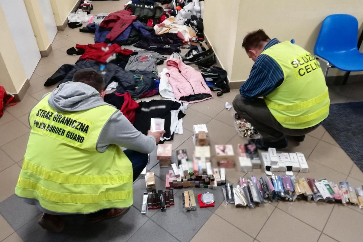 Podróbki na przemyskim bazarze. Wspólna akcja SG i KAS