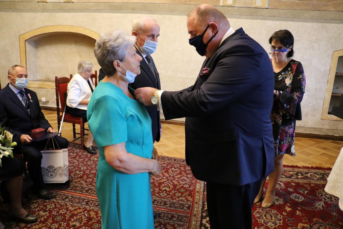 Zalśniło złotem, błysnęło diamentami. Jubileusz małżeński 18 par