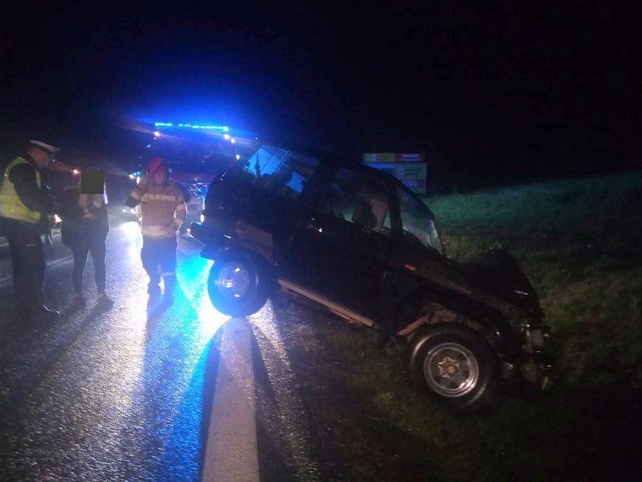 18-latek stracił panowanie nad toyotą i wypadł z drogi [ZDJĘCIA]