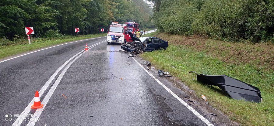 Kierowca tira ściął zakręt. Naczepa uderzyła w osobówkę [ZDJĘCIA]