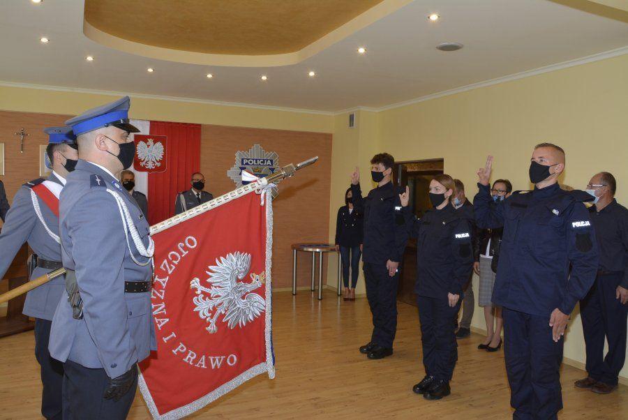 Trójka nowych policjantów w przemyskiej komendzie [ZDJĘCIA]