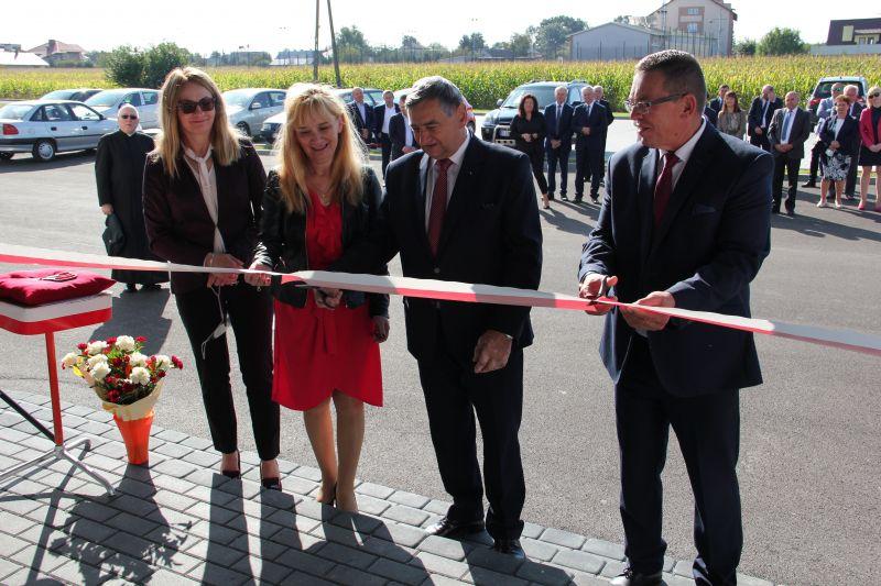 W Wólce Pełkińkiej i wóz strażacki, i przedszkole