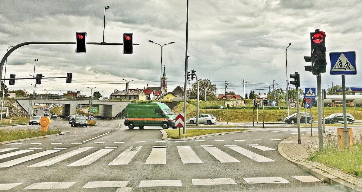 5 sekund to za mało. Walka kierowców o „zieloną strzałkę” na obwodnicy