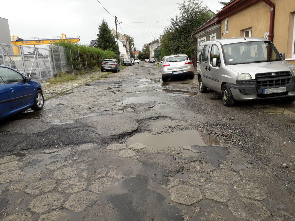 Droga jak tor przeszkód. Mieszkańcy Mierosławskiego w Przemyślu mają dość