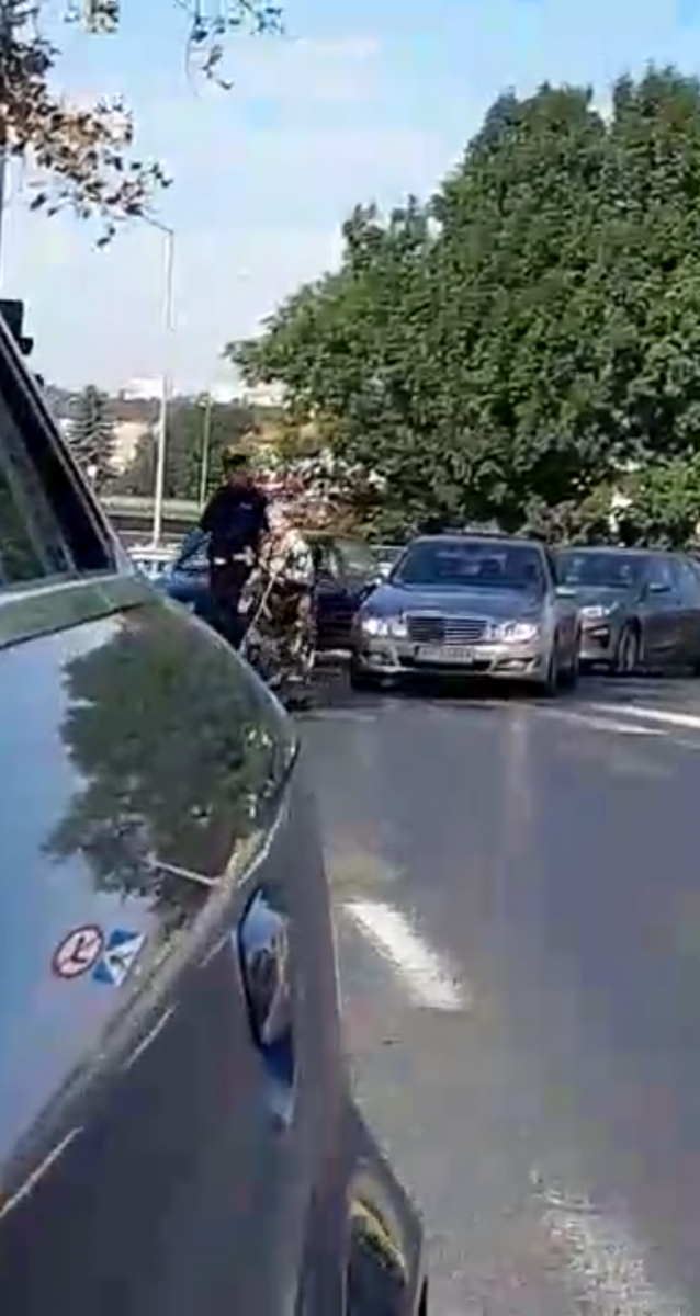 Policjanci pomogli niewidomej na przejściu dla pieszych
