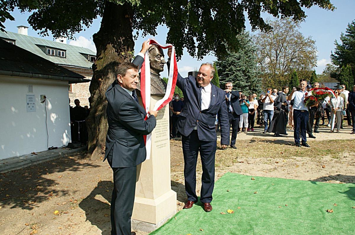 Pomnik fundatora stanął w centralnym punkcie sanktuarium
