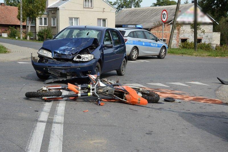 Kierowca fiata nie udzielił pierwszeństwa przejazdu i zderzył się z motocyklistą [ZDJĘCIA]