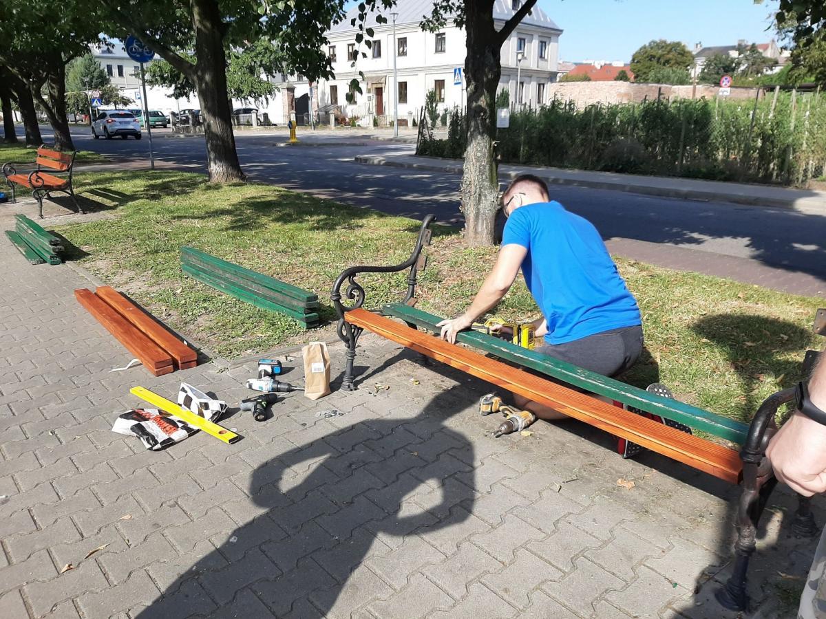 28 ławek nad Sanem już gotowych! Społeczna inicjatywa nabiera kolorów [ZDJĘCIA]