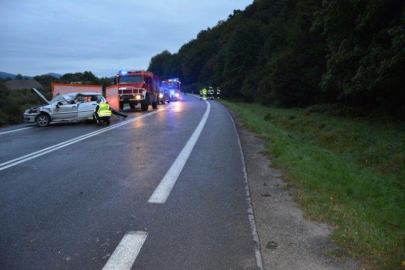 Tragiczny wypadek. W zderzeniu ciężarówki z vw na miejscu zginęła 17-latka. Sprawca uciekł [ZDJĘCIA]