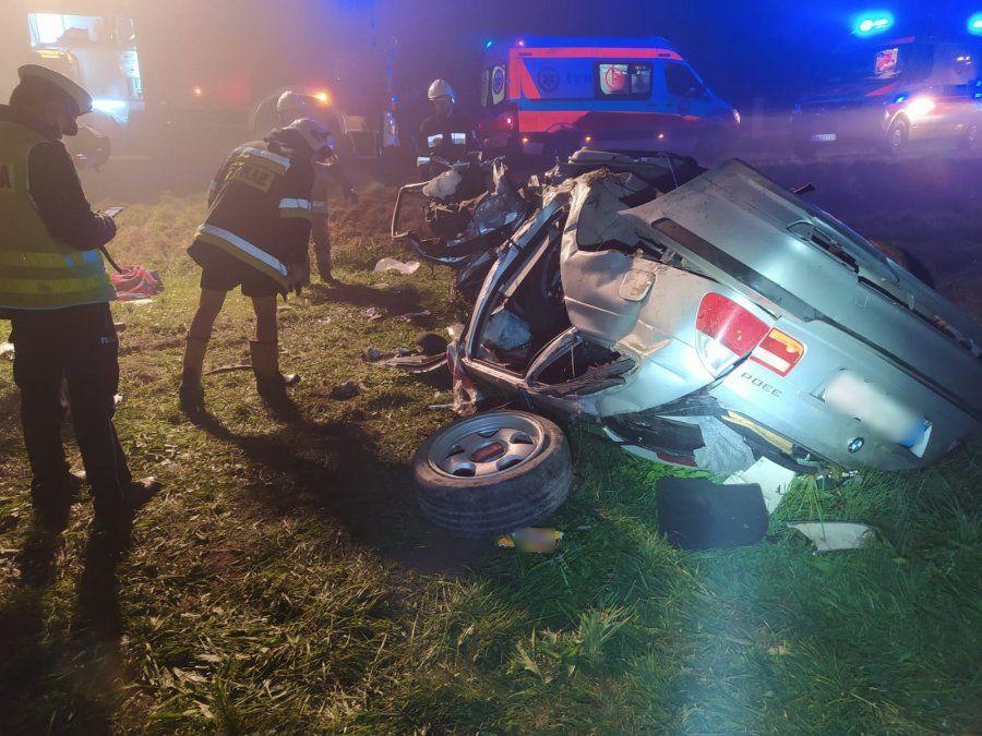 Kierujący bmw uderzył w przepust i dachował. Zginął 19-letni pasażer [ZDJĘCIA]