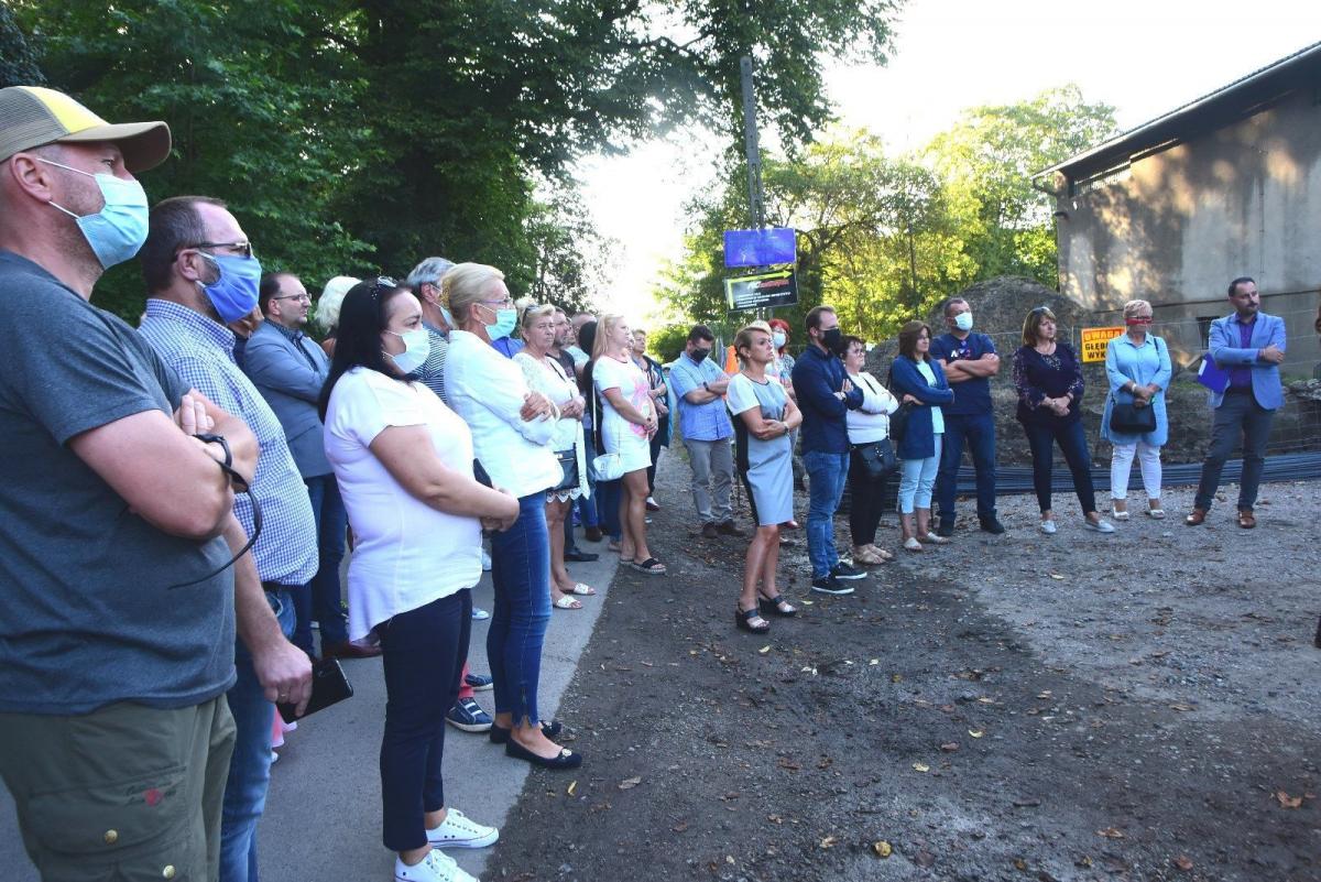 „Boimy się o zdrowie swoje i dzieci”. Mieszkańcy Ostrowa nie chcą masztu telekomunikacyjnego w centrum miejscowości