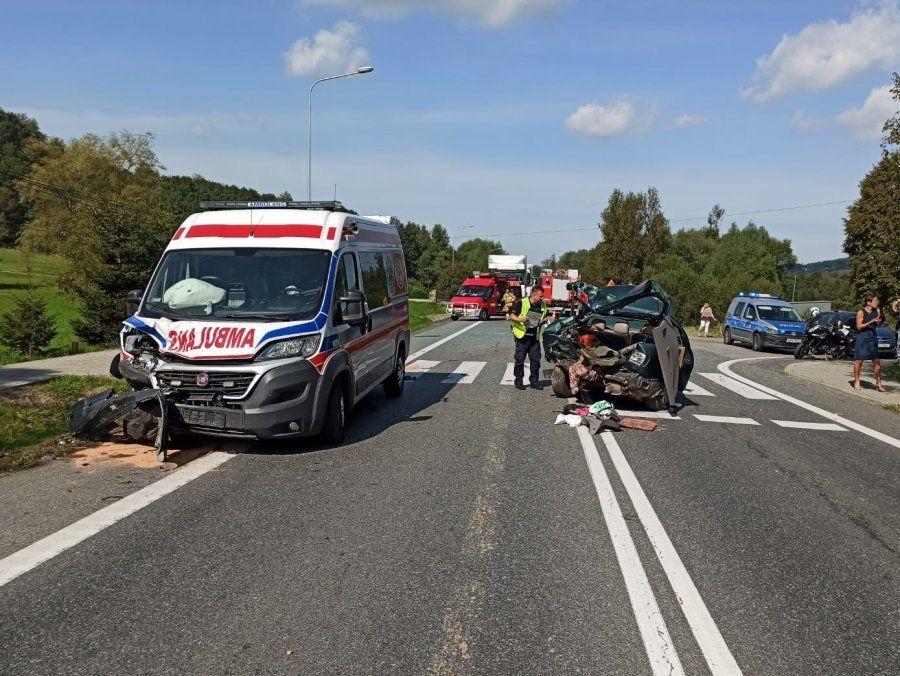 Jadąca na sygnale karetka najechała na osobówkę. Troje poszkodowanych [ZDJĘCIA]