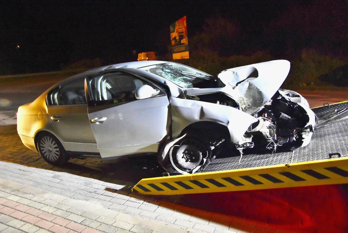 W Buszkowicach kierowca volkswagena wjechał w przystanek i uciekł [ZDJĘCIA]