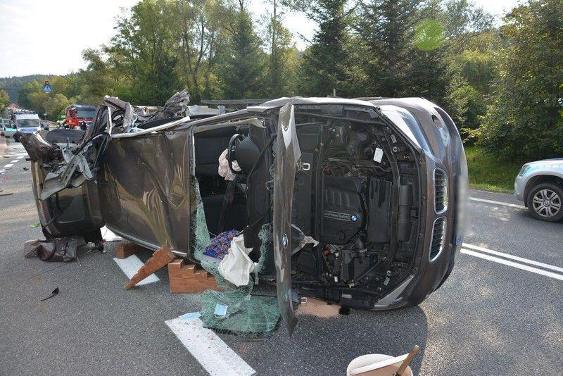 Bmw zderzyło się z przyczepą. Trzy osoby trafiły do szpitala [ZDJĘCIA]