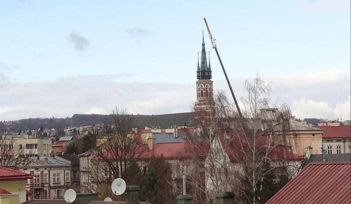 Awaryjne zamknięcie ulicy św. Jana. Złamany przez wiatr krzyż wróci na wieżę