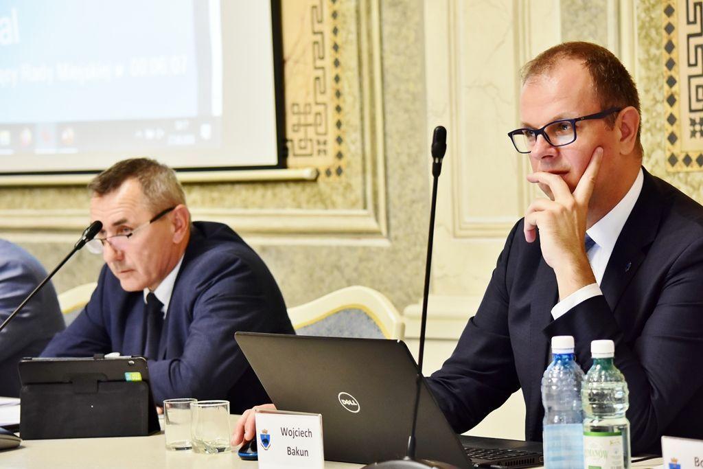 „Cham, burdelarz, burak”. Jak rozmawiają radny z prezydentem