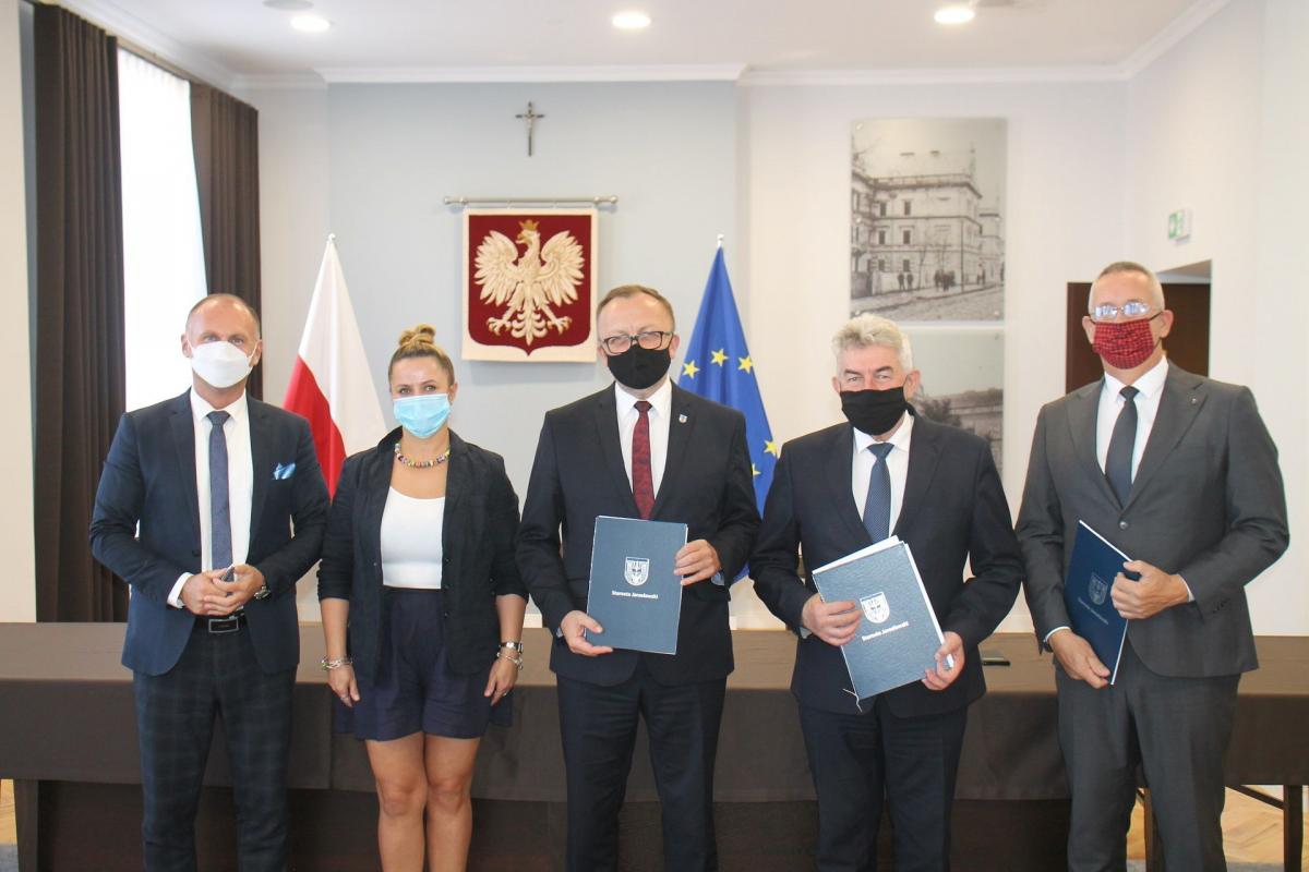 Trzy mikrobusy i remont budynku. Rozdysponowano środki PFRON w powiecie jarosławskim