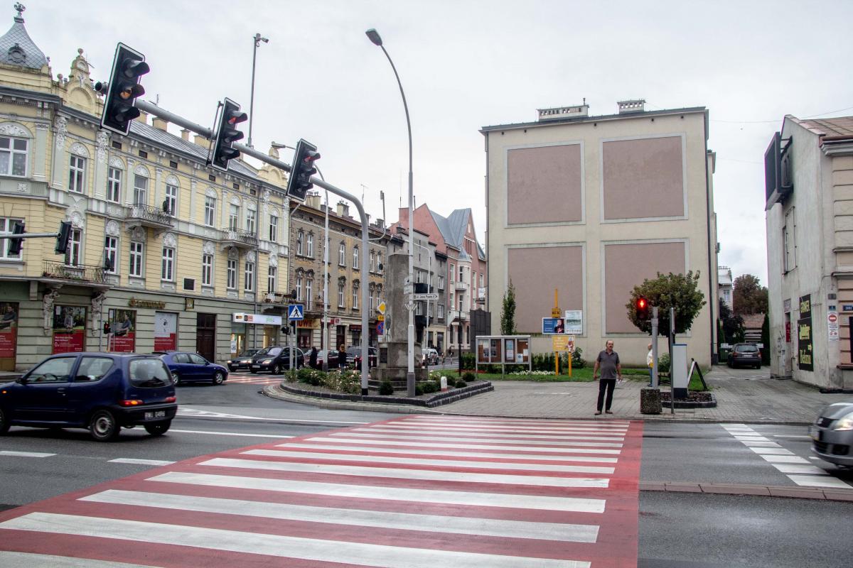 Mural podzielił Jarosławian. Czy dawna katownia gestapo to dobre miejsce na oddanie hołdu lotnikom?
