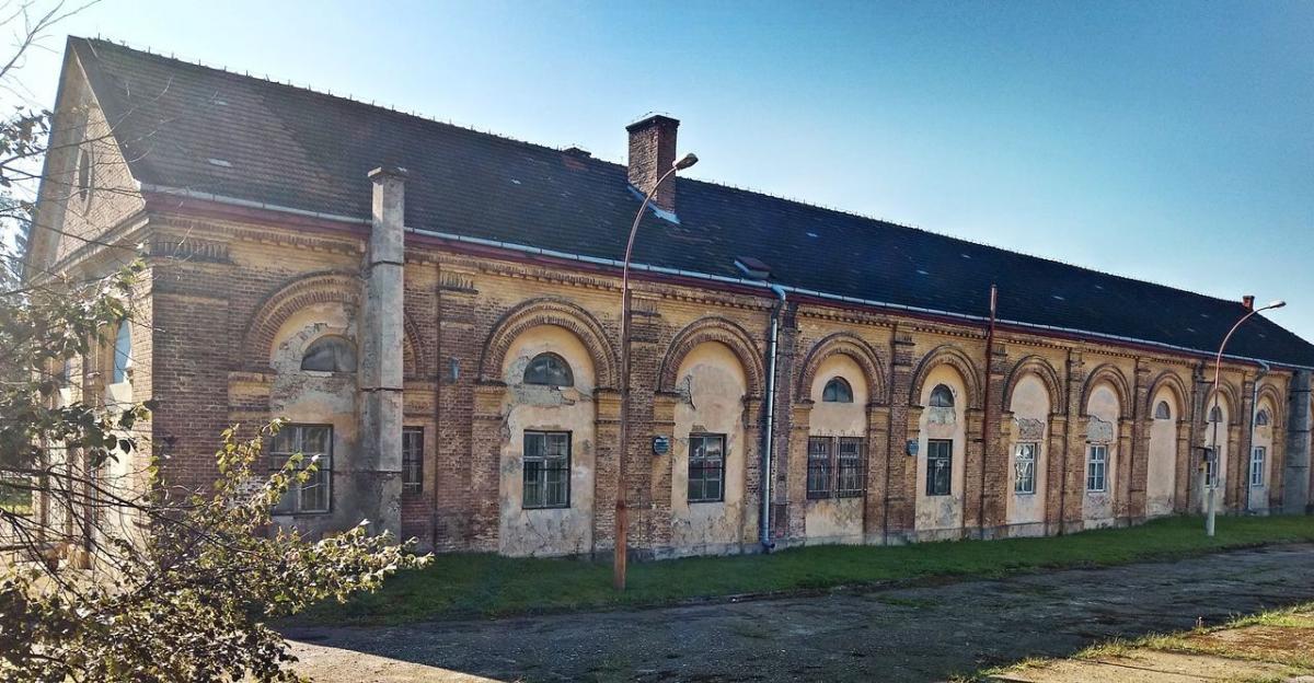 Jeden z zabytkowych budynków koszar przy Okrzei będzie jak nowy