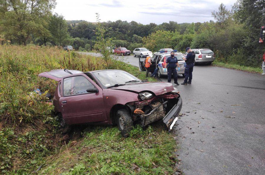 Groźnie wyglądające zdarzenie drogowe: fiat wpadł do rowu