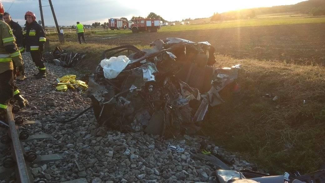 Tragedia na torach. 2 osoby zginęły w zderzeniu auta z pociągiem [ZDJĘCIA]
